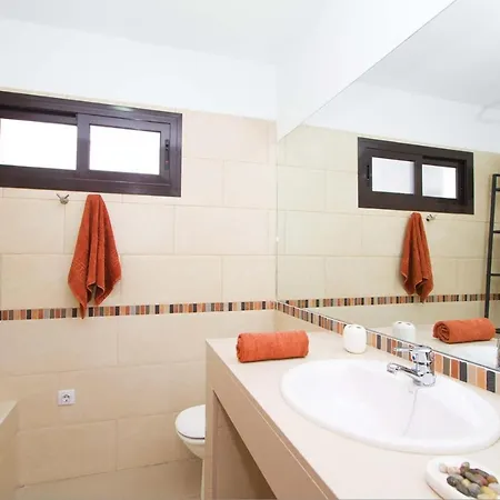 Villa Playa Blanca Sleeps 6 Air Con Wifi